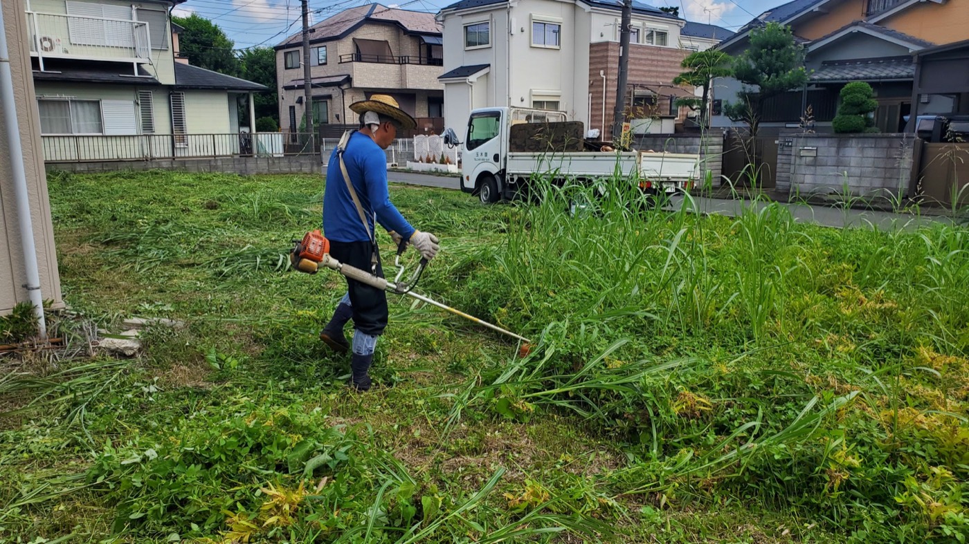 草刈り作業の様子